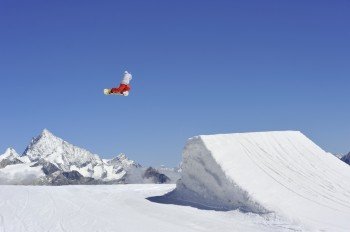 Snowboarder enjoying Snowpark Zermatt