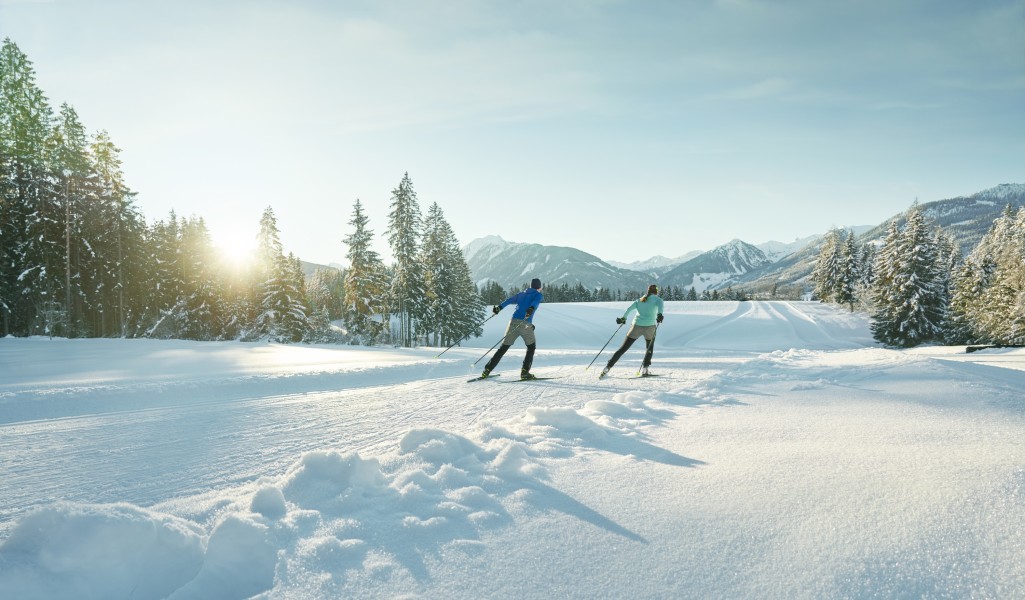 Abseits der Pisten locken Winterwanderwege, Pferdeschlittenfahrten und rund 60 km Langlaufloipen.