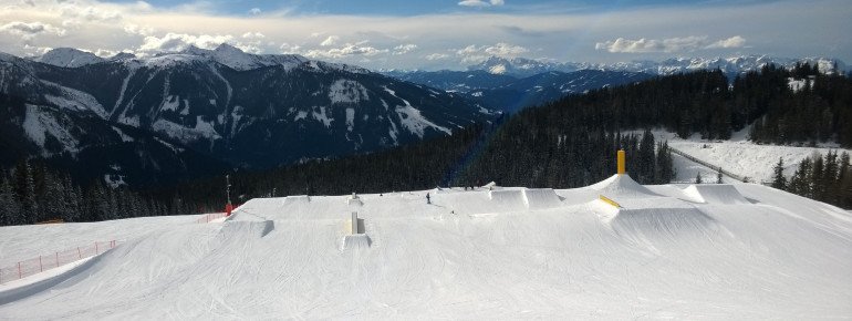 Superpark Planai: Blick auf die Beginner Line links und Pro Line rechts.