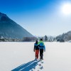 winterwandern am Seeufer in Maurach