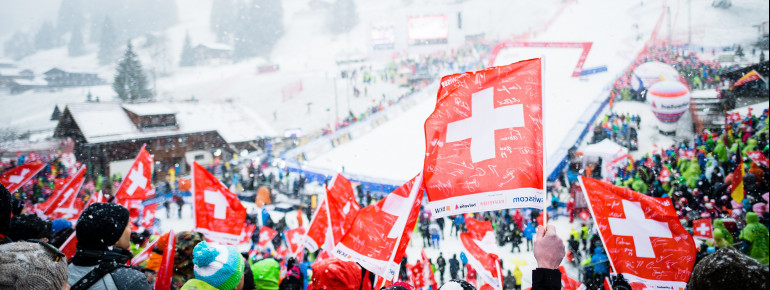 Tausende Fans fiebern im Zielgelände am Chuenisbärgli in Adelboden mit.