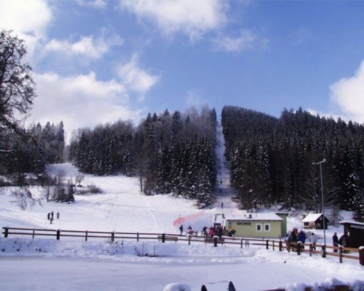 Ein Schlepplift transportiert die Wintersportler hinauf auf den Aichelberg im Waldviertel (Niederösterreich).