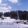 Ein Schlepplift transportiert die Wintersportler hinauf auf den Aichelberg im Waldviertel (Niederösterreich).