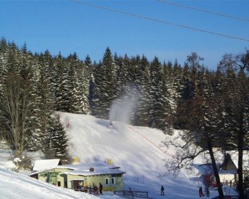 Modernste Beschneiungsanlagen und Pistengeräte sorgen für Schneesicherheit.