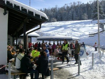 Bei schönem Wetter tummeln sich die Schneesportfreunde auch im Außenbereich des WSV-Vereinsheims Skihaus Schalkental mit seiner Après-Ski-Schneebar.