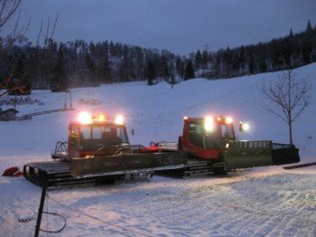 Moderner (links) und alter PistenBully des WSV Tailfingen. Mit der neueren Bully-Version werden beide Abfahrten und der Snow-Funpark präpariert. Das Altmodell sorgt für Parkplatz-Schneeräumung.