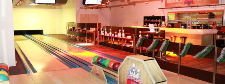 Hauseigene Bowling Lounge mit zwei Bowlingbahnen