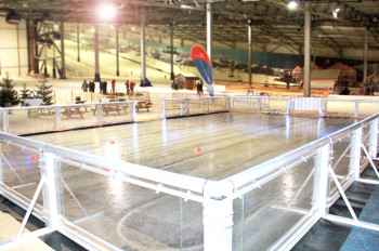 Eisfläche zum Schlittschuhlaufen und für das Eisstockschießen