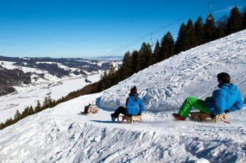 Mit der Sesselbahn fahren die Rodelfans nach oben, danach geht es auf den zwei präparierten Naturbahnen rasant ins Tal.