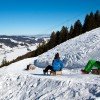 Mit der Sesselbahn fahren die Rodelfans nach oben, danach geht es auf den zwei präparierten Naturbahnen rasant ins Tal.