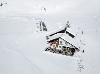 Im Piz Calmot kannst du dir Gerichte aus der Schweizer Küche schmecken lassen.