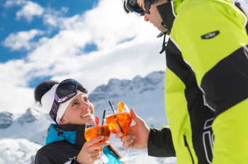 Nach dem Skifahren kannst du es dir beim Après Ski auf einer großen Sonnenterrasse gut gehen lassen.