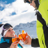 Nach dem Skifahren kannst du es dir beim Après Ski auf einer großen Sonnenterrasse gut gehen lassen.