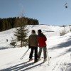 Der Arabichl Schilift transportiert Wintersportler in Kirchberg am Wechsel in Niederösterreich.