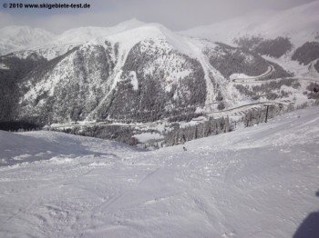 Blick hinunter ins Tal und auf die Straße Richtung Loveland Pass!