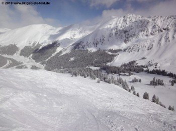 Blick von der Bergstation des Pallavicini Lifts über die Black Mountain Lodge hinunter ins Tal!