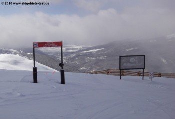 "Cliffs, Rockbands, Rock Outcrops". Das Schild weist schon darauf: Wer im Montezuma Bowl Ski fahren will, muss die nötige alpine Erfahrung mitbringen.