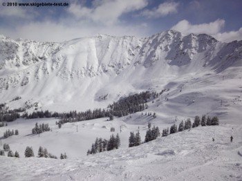 Nur für erfahrene Alpinisten, die extrem schwierigen Abfahrten an der East Wall! Hierhin führt kein Lift. Der Aufstieg muss also zu Fuß bewältigt werden. Auch die Lawinensituation sollte man hier stet