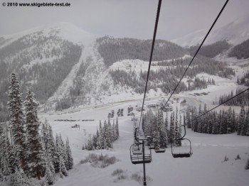 Blick über die verschneiten Hänge hinunter ins Tal!