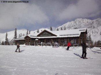 Die Black Mountain Lodge bietet seinen Gästen eine schöne Sonnenterrasse in geschützter Lage.