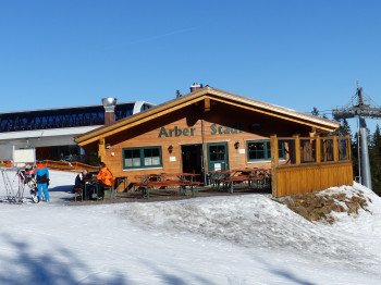 Die neueste Berghütte im Skigebiet: Der Arber Stadl samt sonniger Terrasse