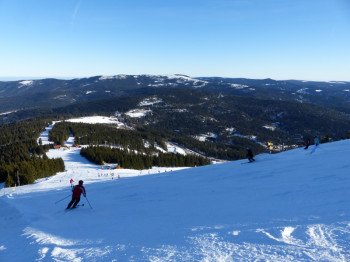 Traumhafte Panoramen und breite Pisten hat das Skigebiet am Arber zu bieten.