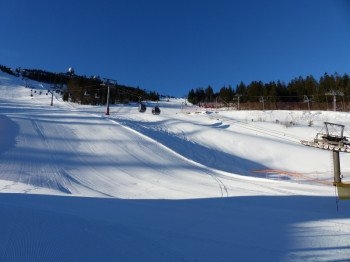 Fortgeschrittene Skifahrer freuen sich über die schwarze Liftschneise (links, Piste J), die mit der 6-er Gondelbahn erreicht wird.