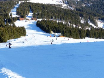 Im Zentrum des Skigebiets befinden sich die roten Pisten A (Böhmerwaldstrecke, rechts) und C (Sonnenhang, vorne rechts).