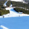 Im Zentrum des Skigebiets befinden sich die roten Pisten A (Böhmerwaldstrecke, rechts) und C (Sonnenhang, vorne rechts).