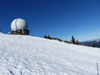 Bei der Osthangstrecke können ein paar Schwünge in unpräpariertem Schnee gezogen werden.