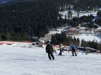 Der blaue Thurnhofhang ist die Einsteigerpiste für Familien im Skigebiet am Großen Arber.