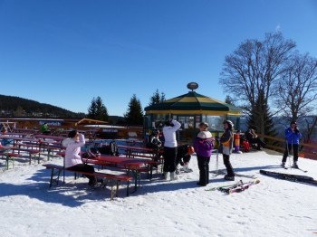 Après-Ski-Feeling kommt nur etwas bei der einzigen Schirmbar am Thurnhofstüberl auf.