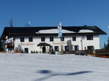Im Berghaus Sonnenfels findet täglich nach LIftschluss die Herzl-Party statt.