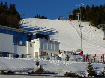 Der Natur wird bspw. hier am Nordhang mit fest installierten Schneekanonen bei Bedarf nachgeholfen