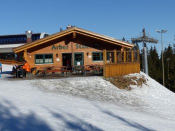 Seit 2012 befindet sich an der Bergstation der Sesselbahn Sonnenhang der urige Arber-Stadl.