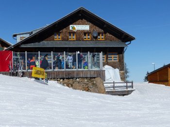 Das Arberschutzhaus bietet Kost und Logis und dazu auch eine herrliche Sonnenterrasse.