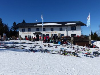 Das Berghaus Sonnenfels ist nicht nur zur Mittagszeit gut besucht und überzeugt mit toller Sonnenterrasse.