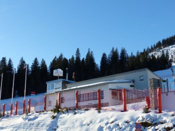 Das Gasthaus Gondelbahn bietet im Innenraum einen wohligen Kachelofen und den Blick auf die FIS-Weltcuppiste.