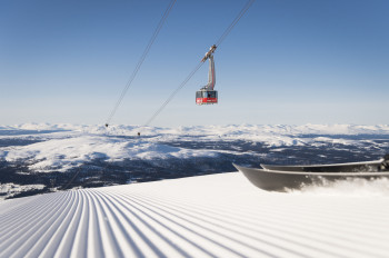 Moderne Lifte bringen euch auf die top präparierten Pisten.
