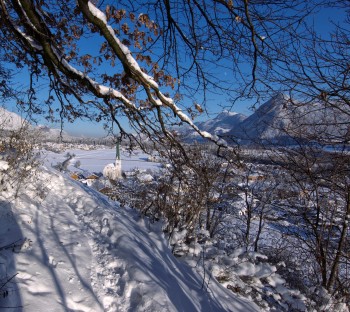 Eine Winteraufnahme vom Dorf Wiesing mit der Pfarrkirche Wiesing,