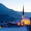 abendliche Aufnahme der Pfarrkirche von Wiesing