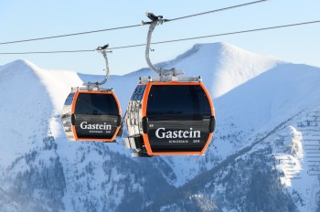 Mit der Schlossalmbahn geht es bequem und wettergeschützt hoch ins Skigebiet.