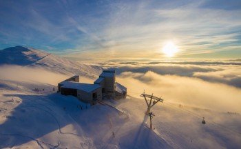 Während im Tal noch der Nebel festsitzt kann man oben am Berg schon die Sonne genießen.