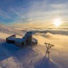 Während im Tal noch der Nebel festsitzt kann man oben am Berg schon die Sonne genießen.