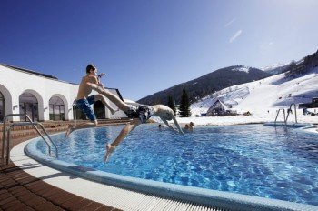 Thermal Römerbad: Von der kalten Skipiste rein ins heiße Wasser!