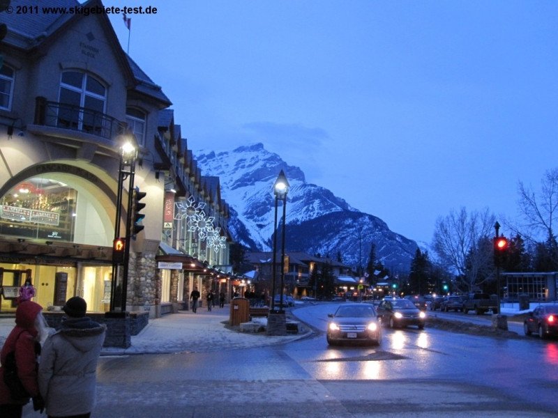 Die Banff Avenue in der Dämmerung - hier noch etwas ruhiger zu sehen, geht abends die Post ab.