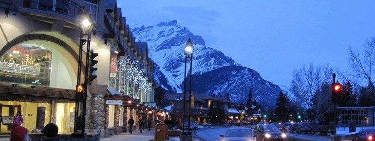 Die Banff Avenue in der Dämmerung - hier noch etwas ruhiger zu sehen, geht abends die Post ab.