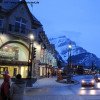 Die Banff Avenue in der Dämmerung - hier noch etwas ruhiger zu sehen, geht abends die Post ab.