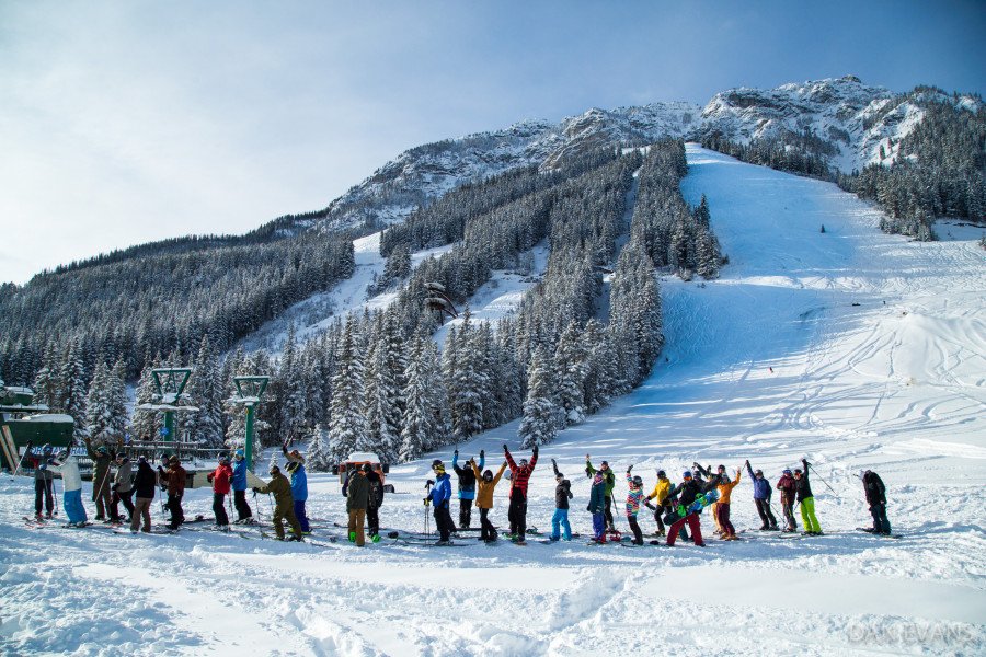 Neu im Skigebiet? Mountain Hosts - echte Norquay-Kenner - zeigen euch die Gegend auf Skiern.