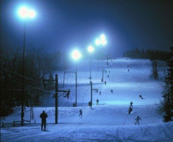 Im Skigebiet ist auch Nachtskifahren möglich.